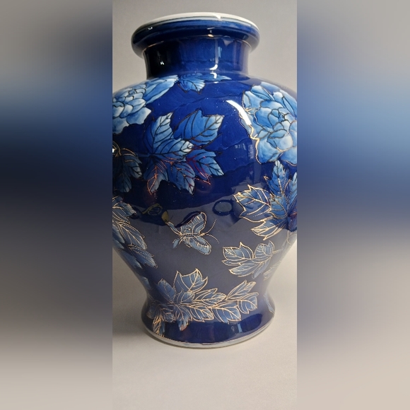Large Porcelan Handpainted Chinese Vase - Picture 4 of 8